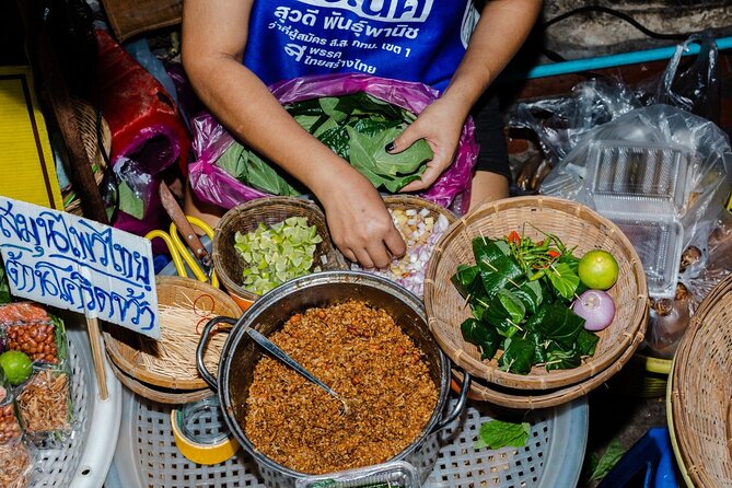 Bangkok Backstreets Food Tour with 15+ Tastings - Stop 2 in Chinatown: Thai-Chinese influence on noodles, stir-fries, and curry