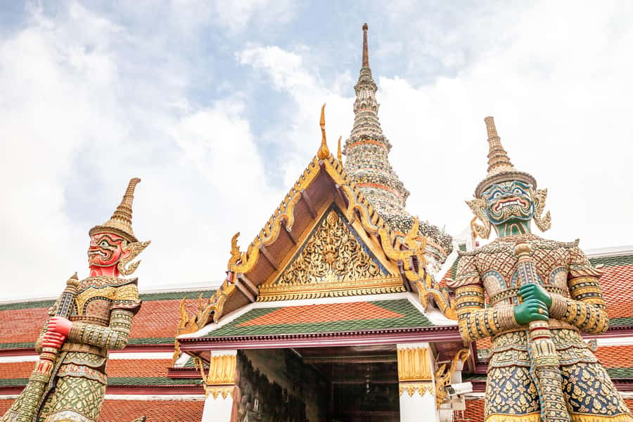 Bangkok: City Highlights Temple and Market Walking Tour - The route between temples: amulets, food markets, and local transport