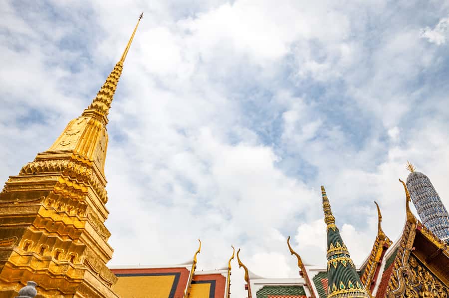 Bangkok: City Highlights Temple and Market Walking Tour - What to wear and temple etiquette that affects your timing