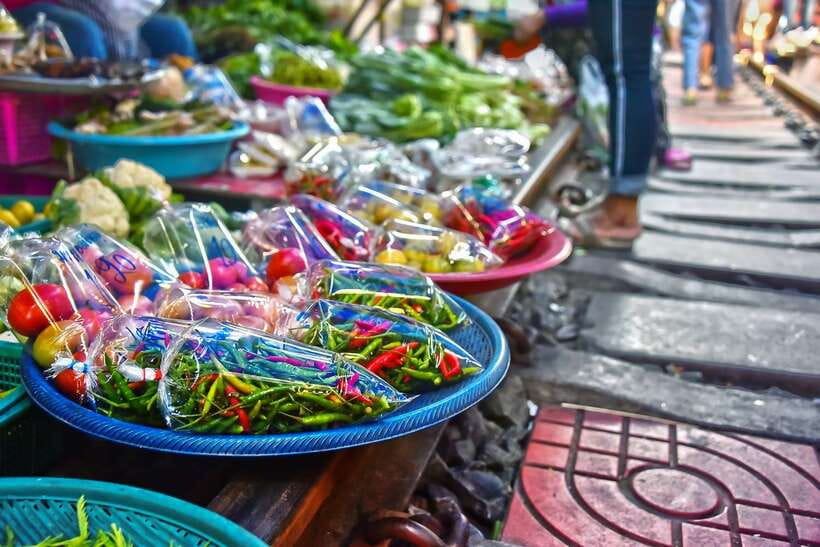 Bangkok: Damnoen Saduak Market and Maeklong Railway Market - Should you book this Damnoen Saduak and Maeklong day trip?