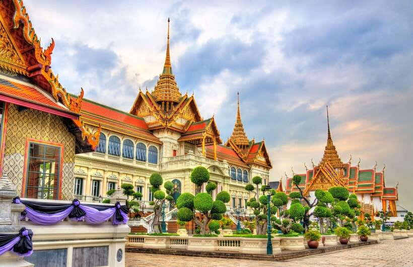 Bangkok: Grand Palace, Wat Pho, and Wat Arun Guided Tour - Grand Palace and Wat Phra Kaew: Emerald Buddha and Royal Bangkok