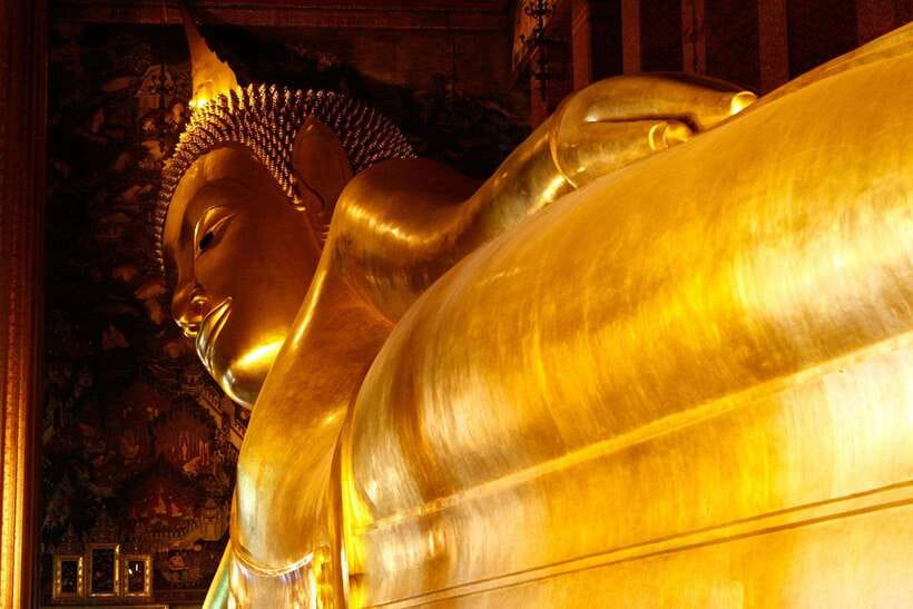 Bangkok: Grand Palace, Wat Pho, and Wat Arun Guided Tour - Wat Pho’s Reclining Buddha: The 46-Meter Moment That Stops the Scroll
