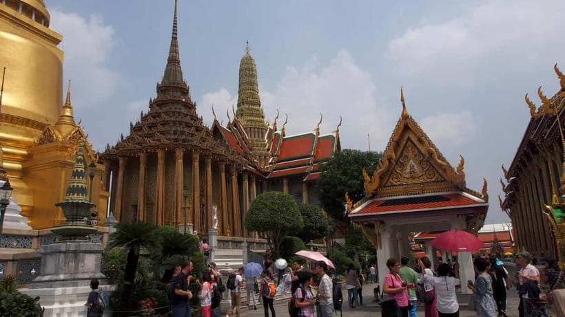 Bangkok: Grand Palace, Wat Pho, Wat Arun Sacred & Local Tour - Which Guides Make the Difference Here