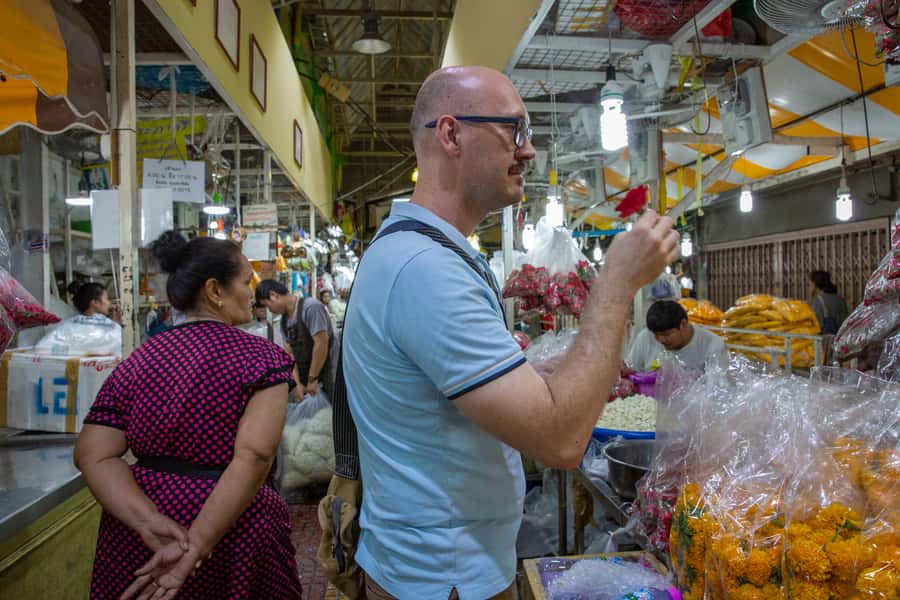 Bangkok: Markets, Temples and Food Night Tour by Tuk Tuk - Night markets and the 24-hour flower stop: how the evening unfolds