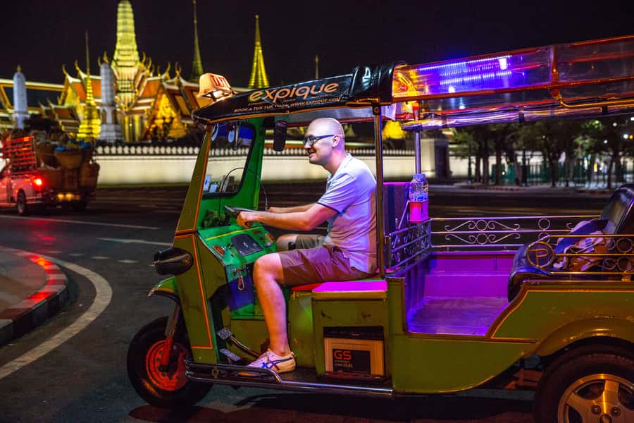Bangkok: Markets, Temples and Food Night Tour by Tuk Tuk - Pad Thai and restaurant stop: when the tour scales up from snacks