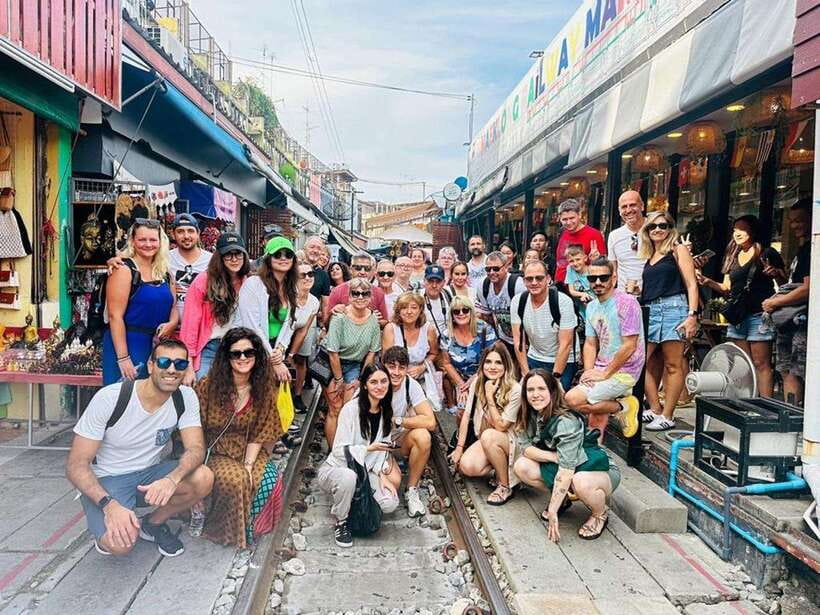 Bangkok: Train Market & Floating Market with Boat Ride - Damnoen Saduak Floating Market: what you’ll actually see from the canals