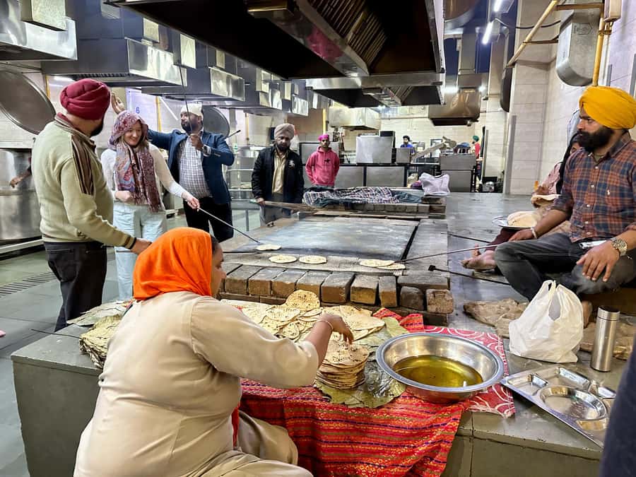Delhi: Full or Half-Day Old and New Delhi Private Tour - Lunch break and Raj Ghat: the part of the day that resets your mood