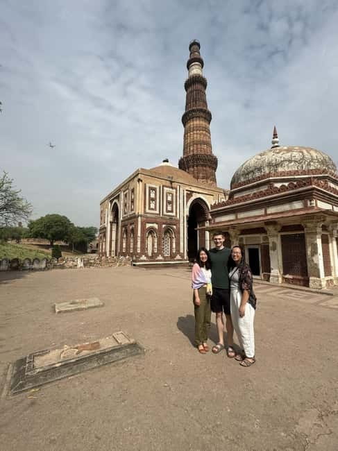 Delhi: Old and New Delhi Private Full or Half-Day Tour - India Gate, Parliament, and Rashtrapati Bhavan: government landmarks by drive-by