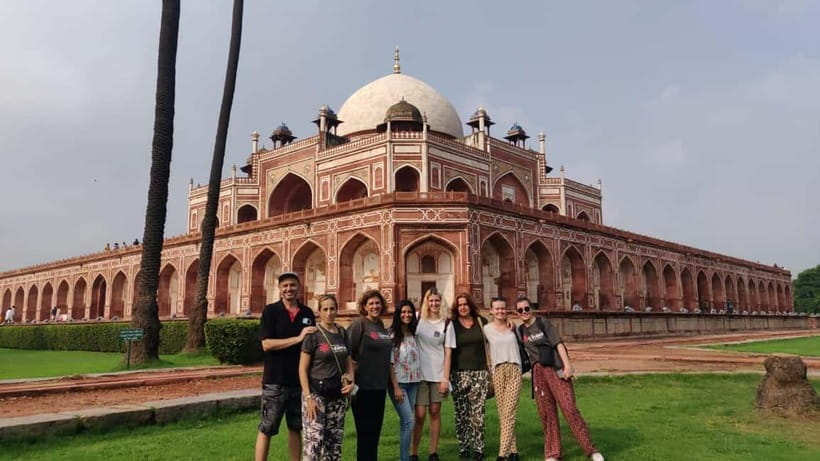Delhi: Old and New Delhi Private Full or Half-Day Tour - Gurudwara Bangla Sahib: the donation kitchen and Sikh faith explained simply