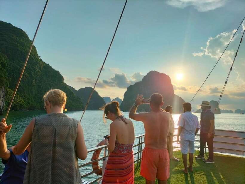 Hanoi: Full-Day Halong Bay Cruise with Swimming & Kayak Tour - Food and drinks: what’s included and what you might want to plan for