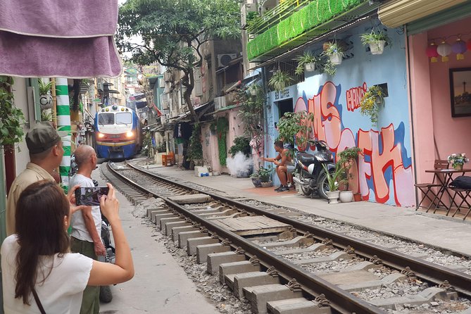 Hanoi Motorbike Tour: Food, Culture and Fun by Vintage Motorbike - Long Bien Bridge: the photo stop with real river views