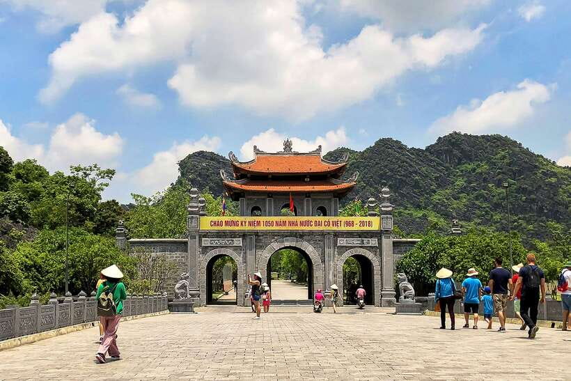 Hanoi/Ninh Binh: Tam Coc, Hoa Lu & Mua Caves Full-Day Trip - Tam Coc by sampan: three caves on the Ngo Dong River