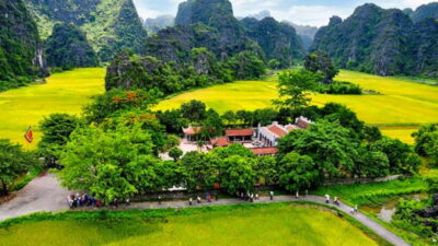 Hanoi/Ninh Binh: Tam Coc, Hoa Lu & Mua Caves Full-Day Trip - Hoa Lu temples: Dinh and Le king stories in the 10th century