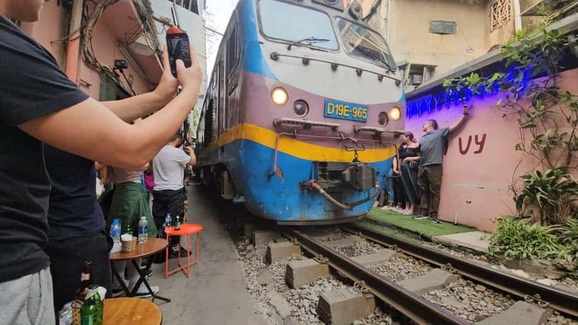 Hanoi: Street Food Tour with Train Street & Hidden Alleyways - The food stops: what’s on your Hanoi tasting route