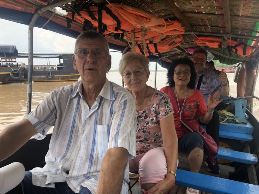 HCM: Mekong Delta Islands Boat & Tuk-Tuk Tour with Tastings - Folk music and tropical fruits: the sensory payoff at the end