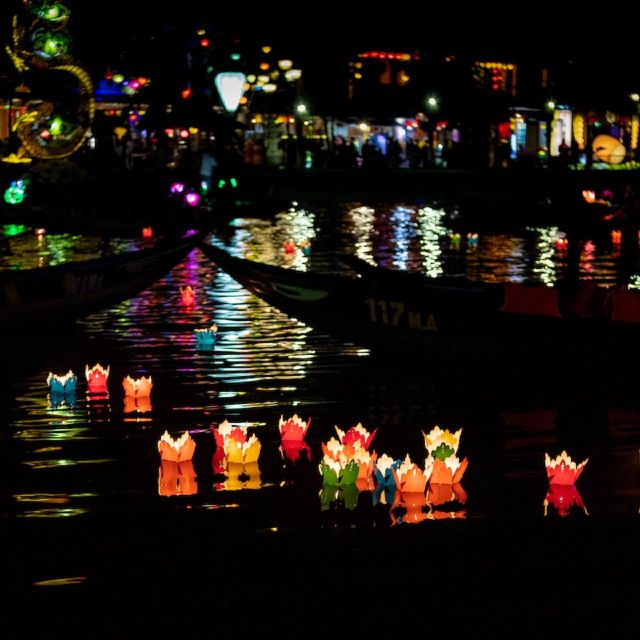 Hoi An : Hoai River Boat Trip by Night and Floating Lantern - The Peak-Hour Dock Wait (18:30–19:30): Plan for It