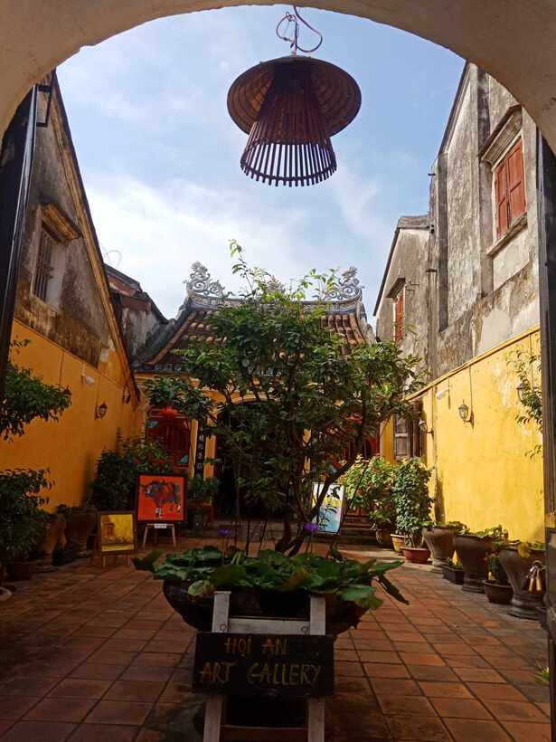 Hoi An: River Lantern Boat Experience with Free 5G eSIM - The quick Old Town photo stop before you set sail