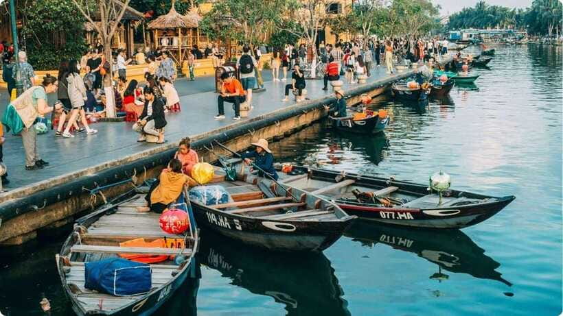 Hoi An: River Lantern Boat Experience with Free 5G eSIM - Crowds, timing, and weather: how to keep it comfortable