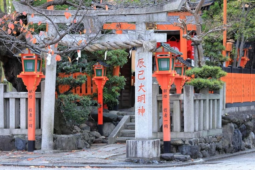Kyoto Geisha Walking Tour: Gion District & Hidden Gems - Where you meet: Hotel Alza Kyoto and the red parasols
