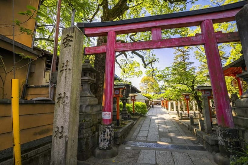 Kyoto Geisha Walking Tour: Gion District & Hidden Gems - How you actually spot Geiko and Maiko (and how to handle it)