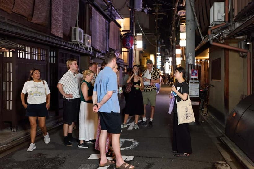 Kyoto: Gion Geisha District Walking Tour - Stories of Geisha - Yasaka Shrine and Gion Corner: sacred place meets performance culture