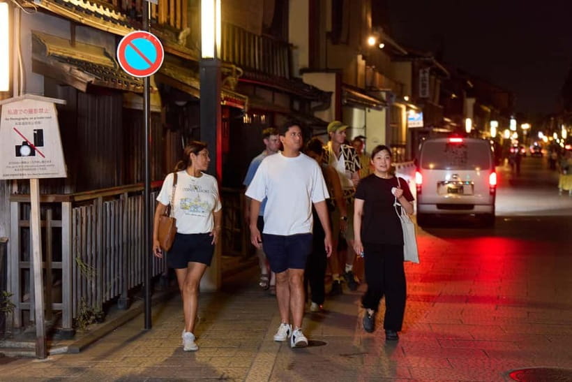 Kyoto: Gion Geisha District Walking Tour - Stories of Geisha - Hanamikoji Street: the classic approach road for noticing everything