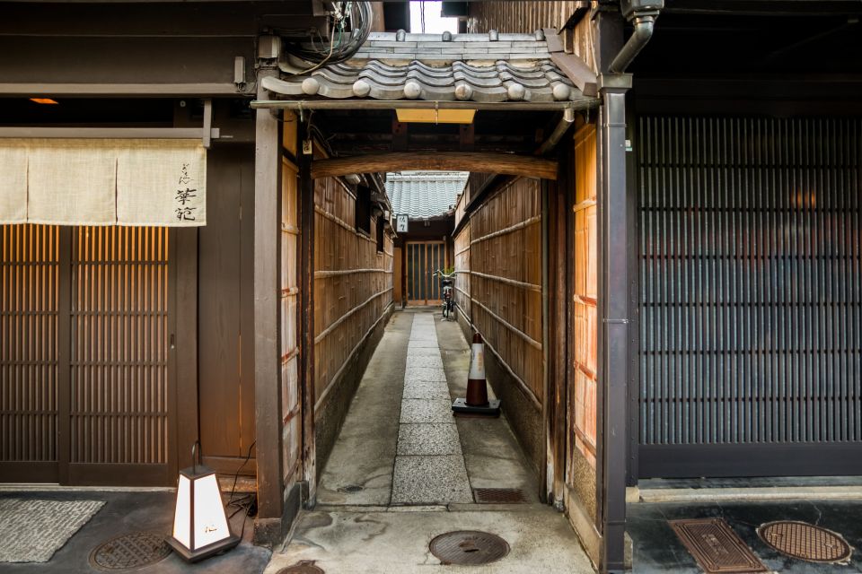 Night Walk in Gion: Kyoto's Geisha District - Who should book this tour in Gion?