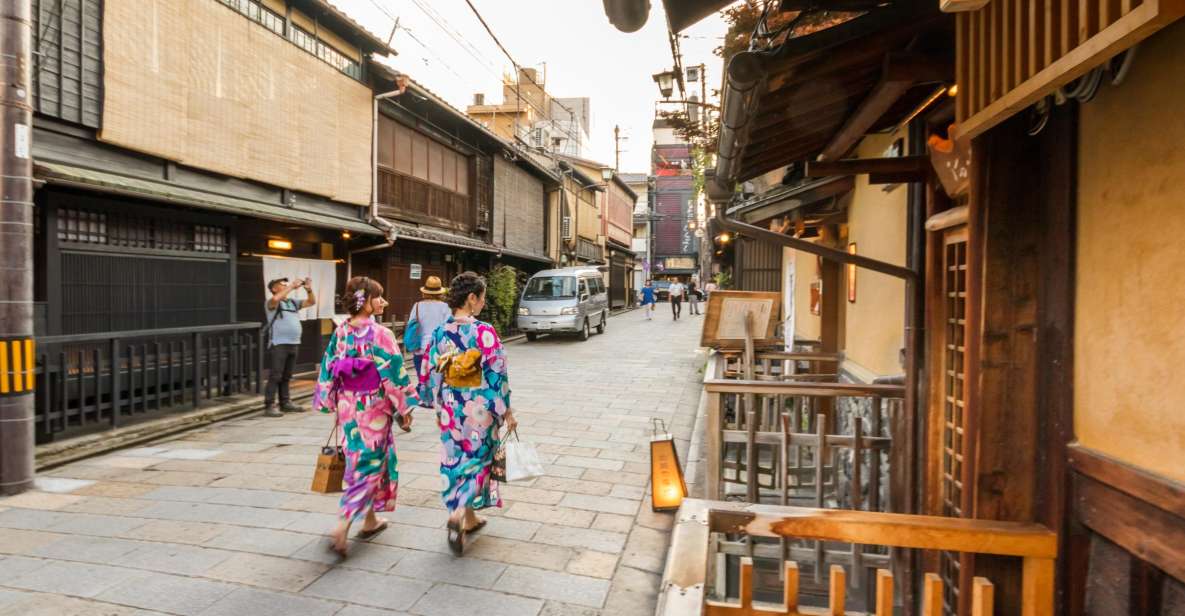 Night Walk in Gion: Kyoto's Geisha District - Why Gion at night feels different than daytime
