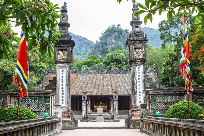 Ninh Binh Full-Day Tour from Hanoi to Hoa Lu, Tam Coc & Mua Cave Via Boat & Bike - Lunch That Actually Works: Goat Meat, Fried Rice, and Timing That Saves Your Energy