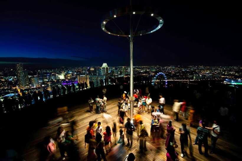 Singapore: Marina Bay Sands Observation Deck E-Ticket - When to go: hot daytime, golden sunset, or full night glow