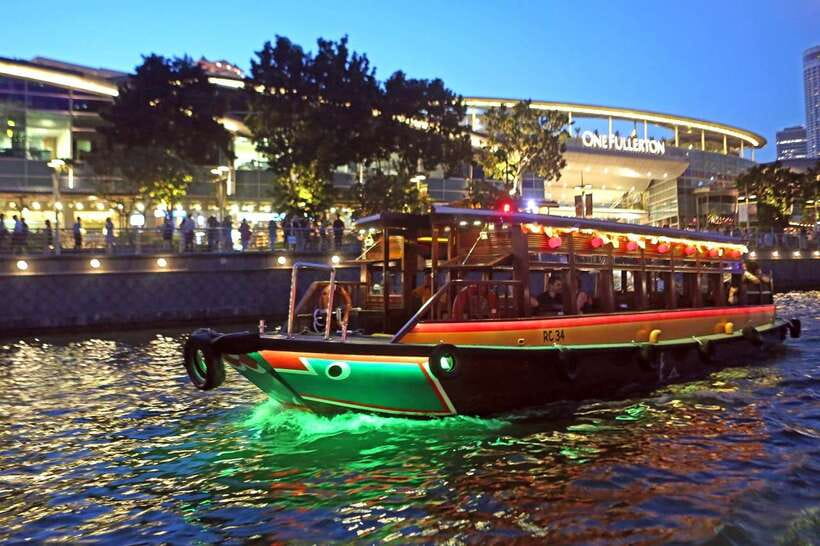 Singapore: Singapore River Cruise - Merlion, Raffles Landing Site, and Esplanade from the water