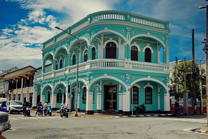 Southern Flavors Phuket Food Tour with 15+ Tastings - Why Phuket Old Town tastes unlike the usual Thai menu